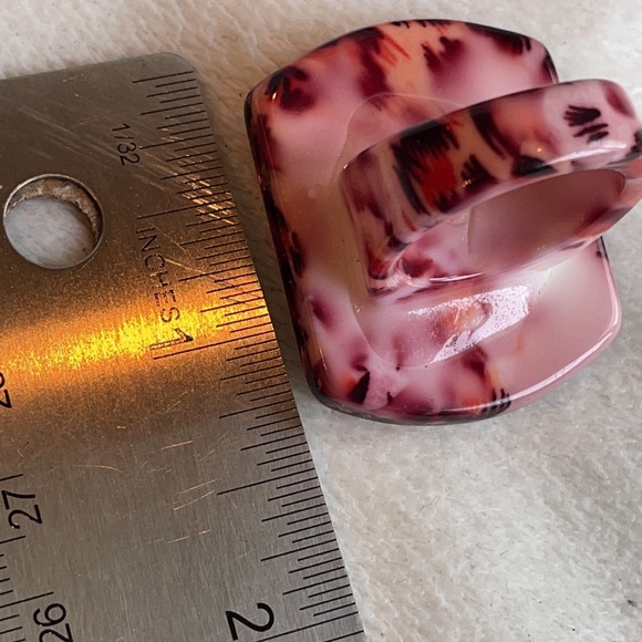 Vintage Lucite pink leopard ring sz9 - Picture 11 of 12